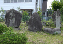 福岡薬師堂前の石碑群
